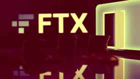 Logo de FTX  detrás de varias monedas y junto a la representación visual de una puerta abierta.