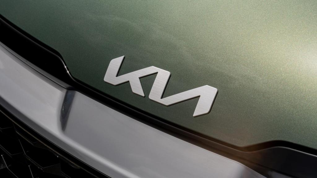 Nuevo emblema de Kia en el frontal del Sportage.