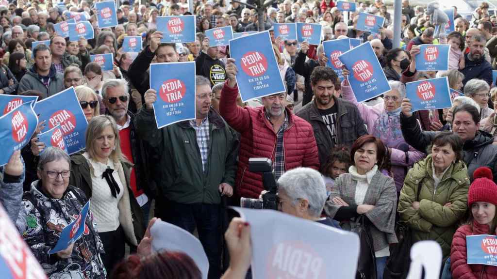 Varias personas protestan en una concentración convocada por la Plataforma na Defensa da Sanidade Pública da Mariña para denunciar la falta de pediatras en Viveiro (Lugo).