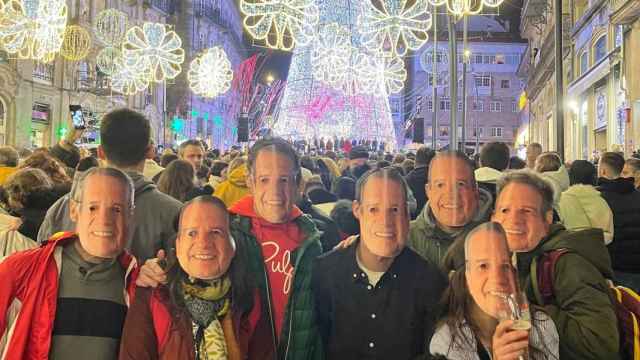 Máscaras de Abel Caballero en el encendido de luces de Vigo.