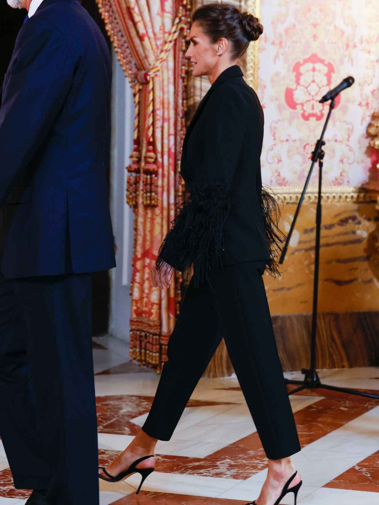 La reina Letizia, con su traje de plumas y salones transparentes.