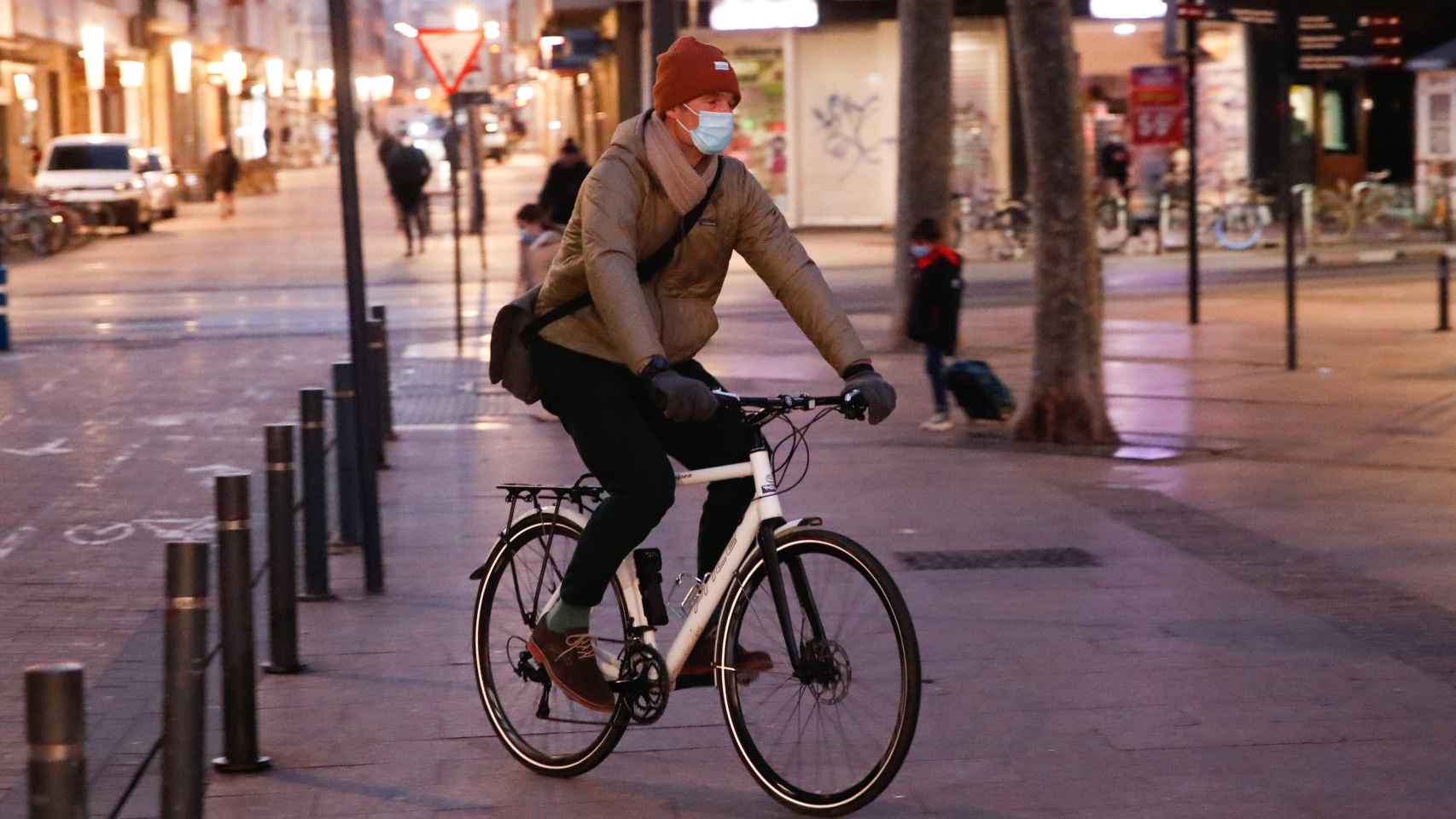 El exduque, Iñaki Urdangarin, paseando en bicicleta por las calles de Vitoria.