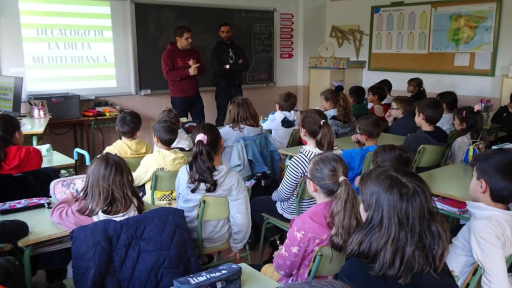 Charla sobre alimentación saludable para escolares de Santa Marta