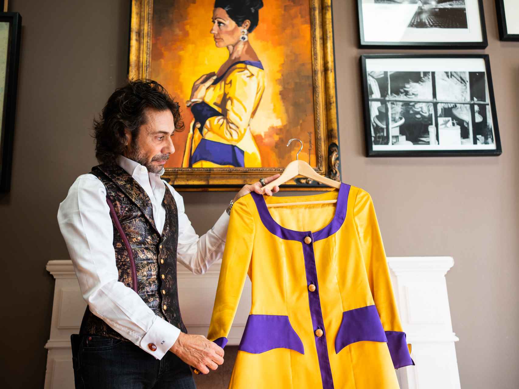 Santiago Bandrés posa en su estudio , frente a un retrato que le hizo a su madre y en el que lleva el traje de chaqueta que él le diseñó.