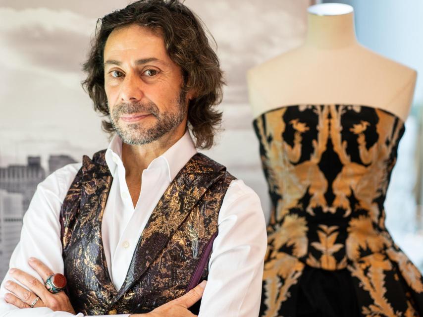 Santiago Bandrés, con uno de los chalecos de lujo que diseña para hombre.