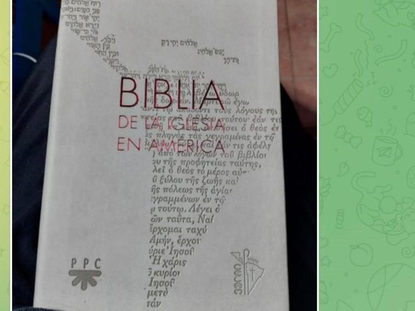Biblia de la Iglesia en América que se dejó la inquilina del piso del padre Óscar, en Getafe.