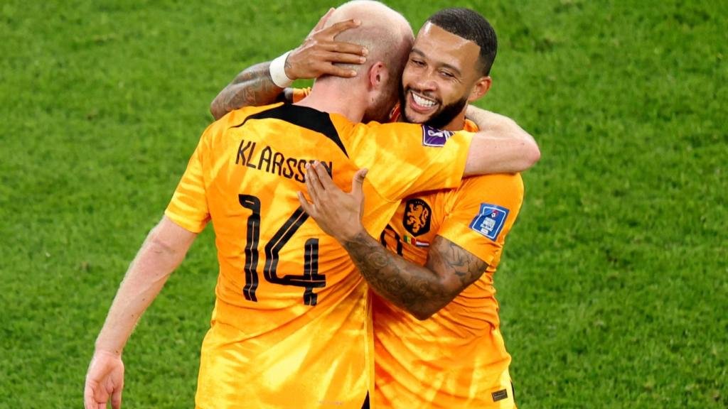 Memphis y Klaassen celebran un gol.