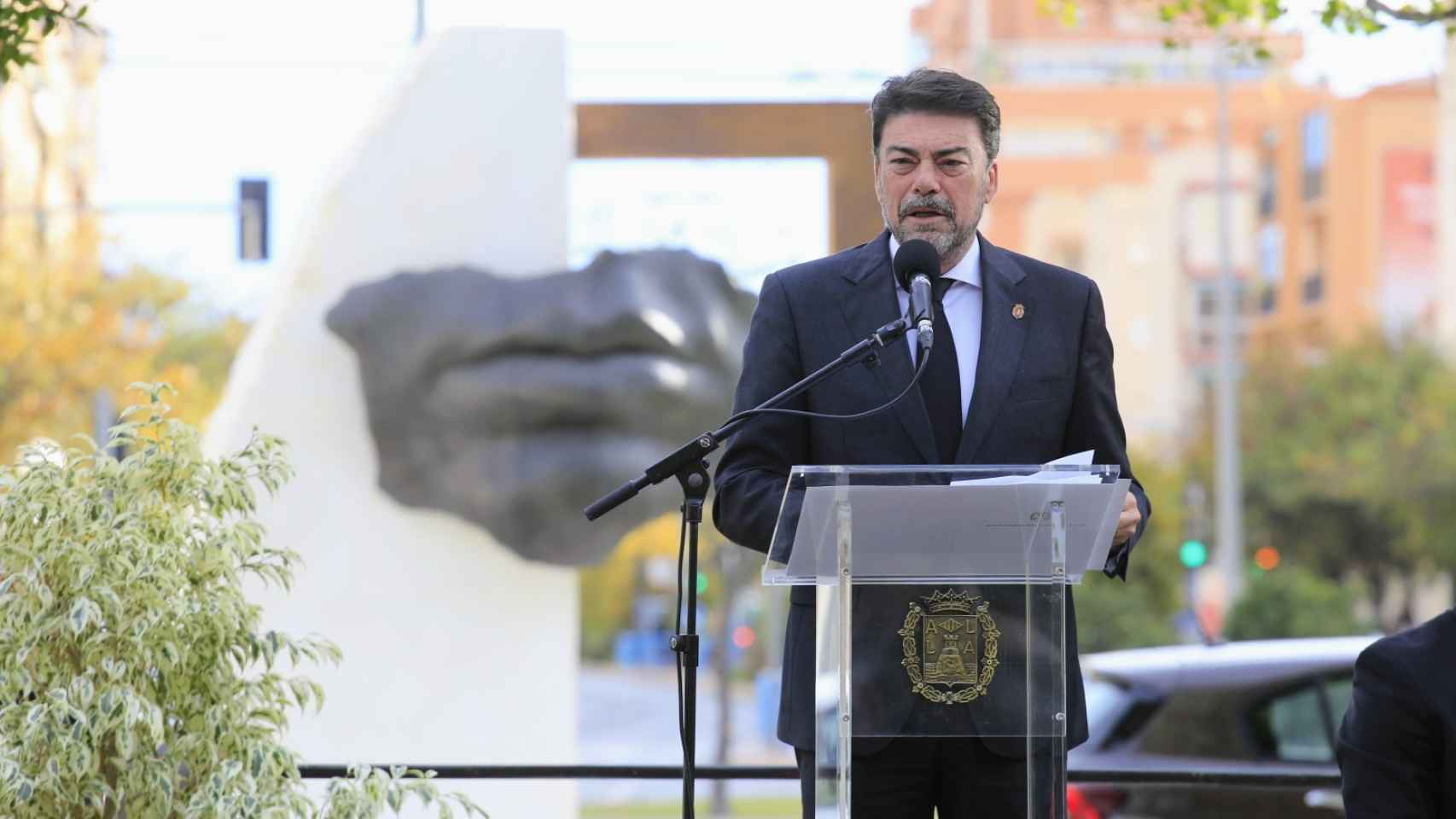 El alcalde de Alicante, Luis Barcala, en un acto por las víctimas de la Covid.