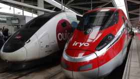 Un tren de Alta Velocidad de Iryo junto a otro del operador 'low cost' francés Ouigo, este lunes en Valencia.
