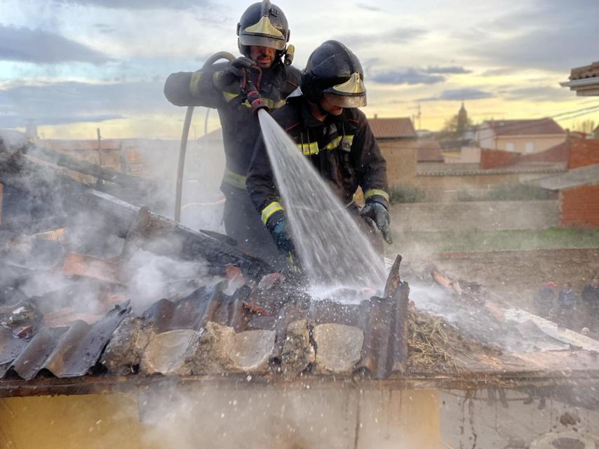 Los bomberos apagan el fuego