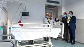 El director médico del Complejo Asistencia Universitario de Salamanca, junto a Mañueco en una visita al nuevo hospital