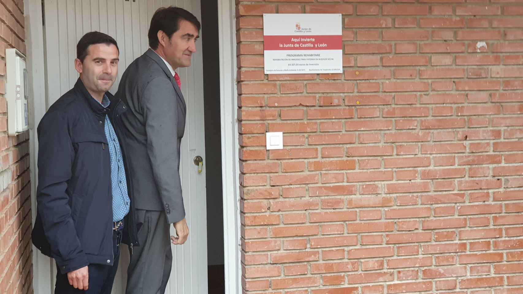 El consejero de Medio Ambiente, Vivienda y Ordenación del Territorio, Juan Carlos Suárez-Quiñones, junto al alcalde de Traspinedo