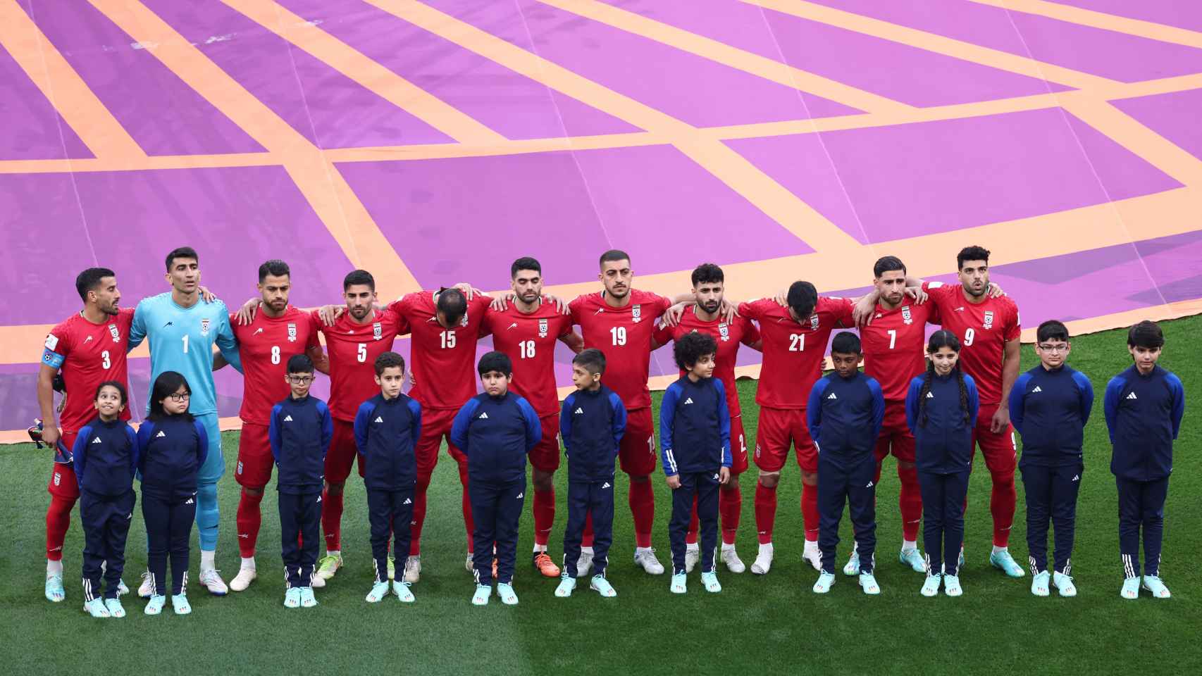 Los jugadores de Irán negándose a cantar el himno.