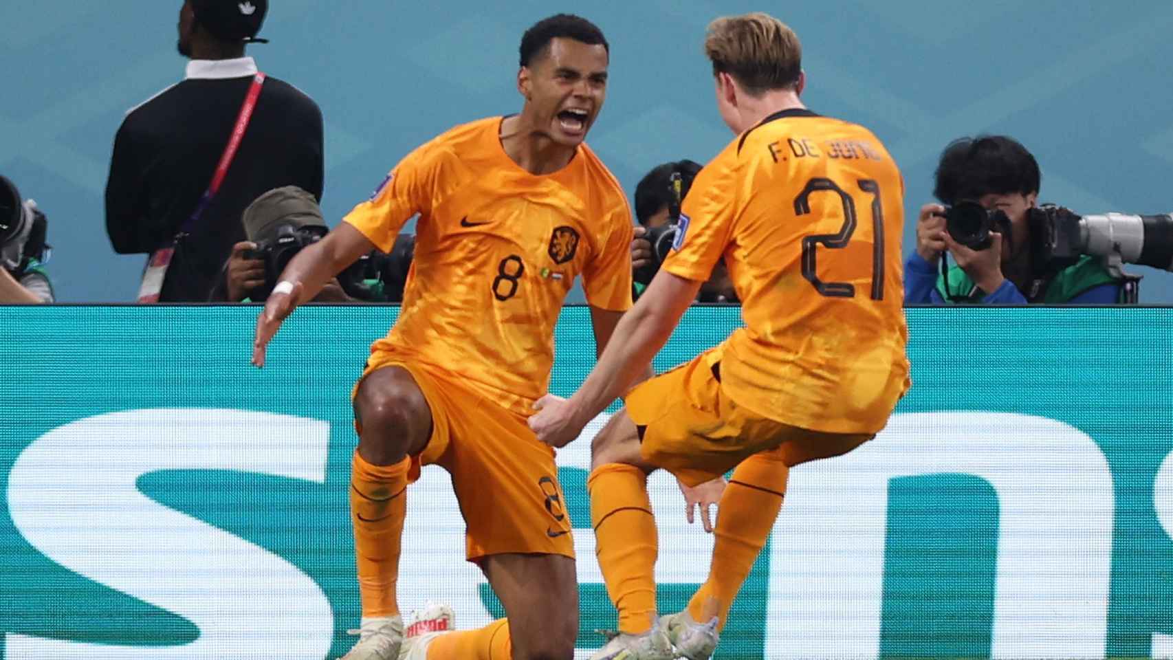 Gakpo celebra el gol de Países Bajos a Senegal en el Mundial de Qatar.