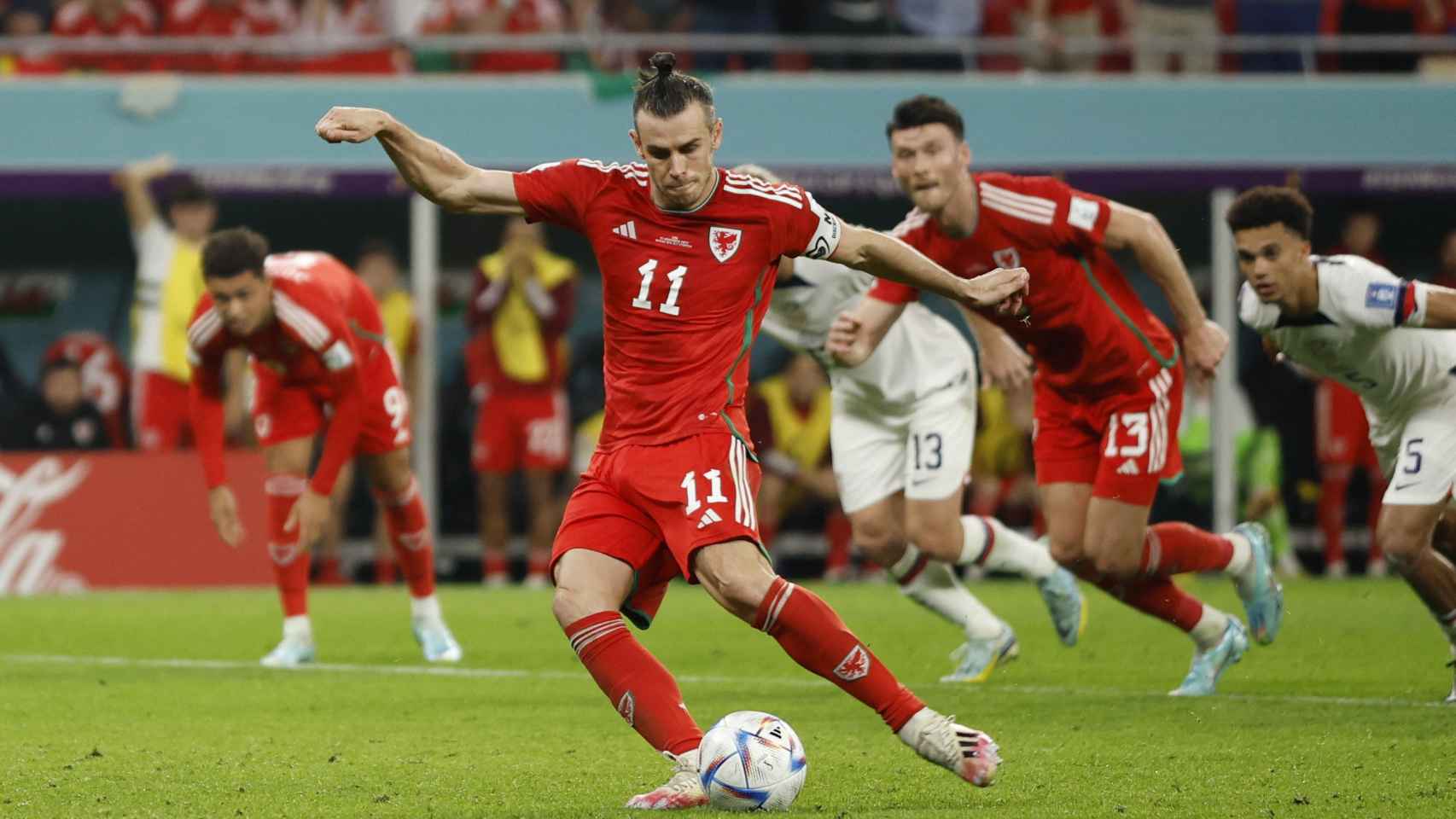 Gareth Bale, ejecutando el penalti para el 1-1 en el EEUU-Gales del Mundial de Qatar 2022.