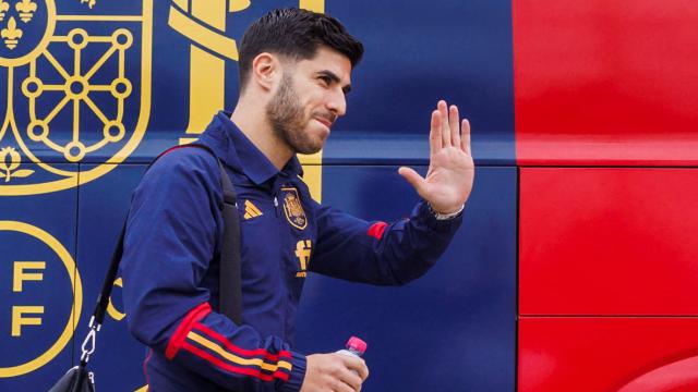 Marco Asensio pasa por delante del autobús de la Selección