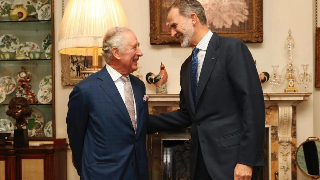 El rey Carlos III junto a Felipe VI este lunes.