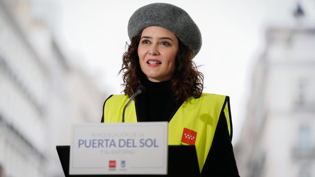 La presidenta de la Comunidad de Madrid, Isabel Díaz Ayuso, este lunes, durante una visita a las obras de la Puerta del Sol.