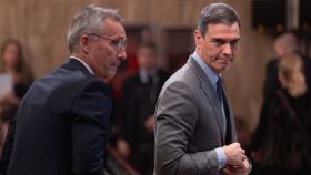 Sánchez junto al secretario general de la OTAN, Jens Stoltenberg, este lunes en la Asamblea Parlamentaria.