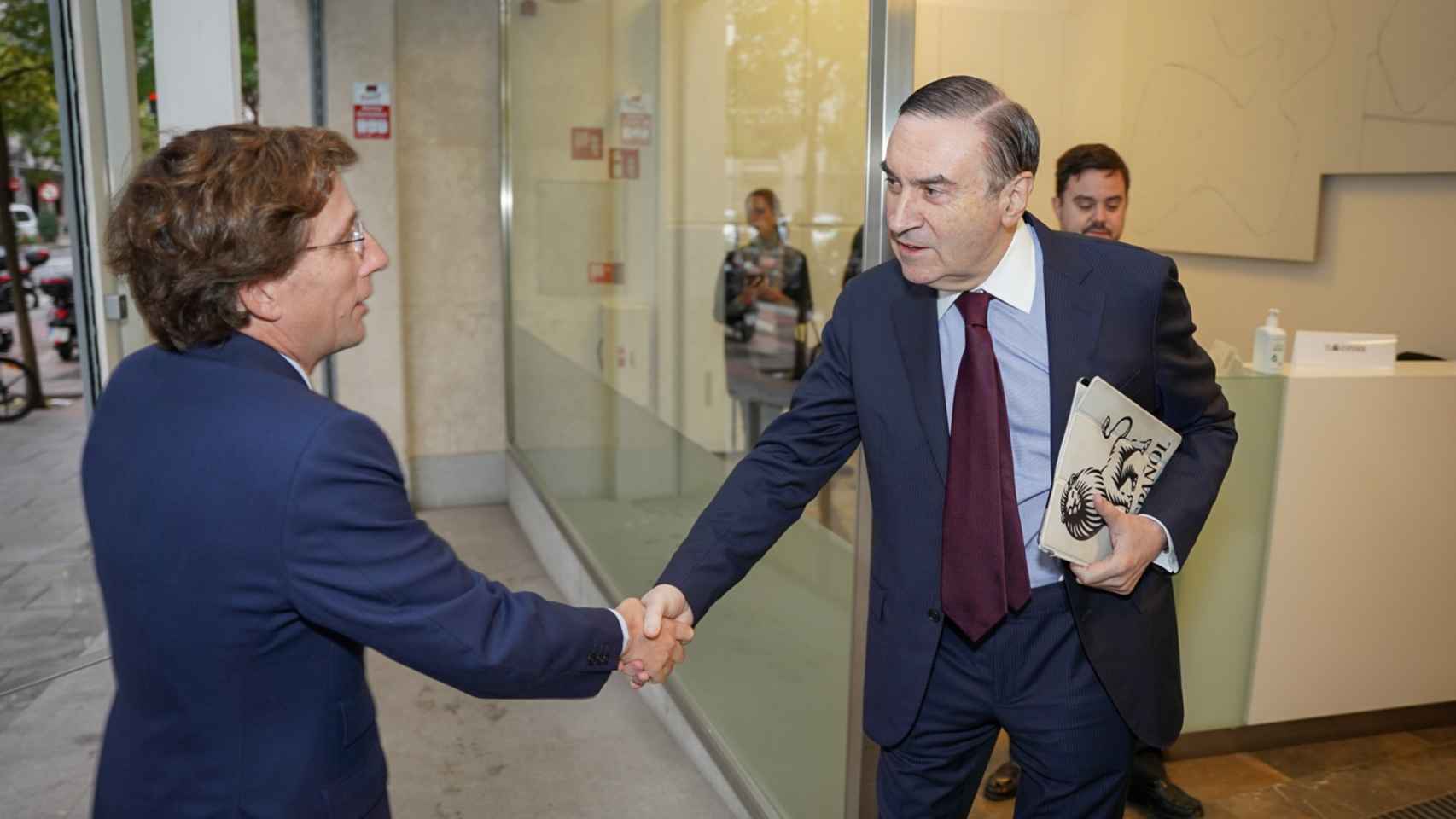 Pedro J. Ramírez, presidente ejecutivo y director de EL ESPAÑOL, saluda a José Luis Martínez-Almeida, alcalde de Madrid, a su llegada a la inauguración del III Observatorio 5G.