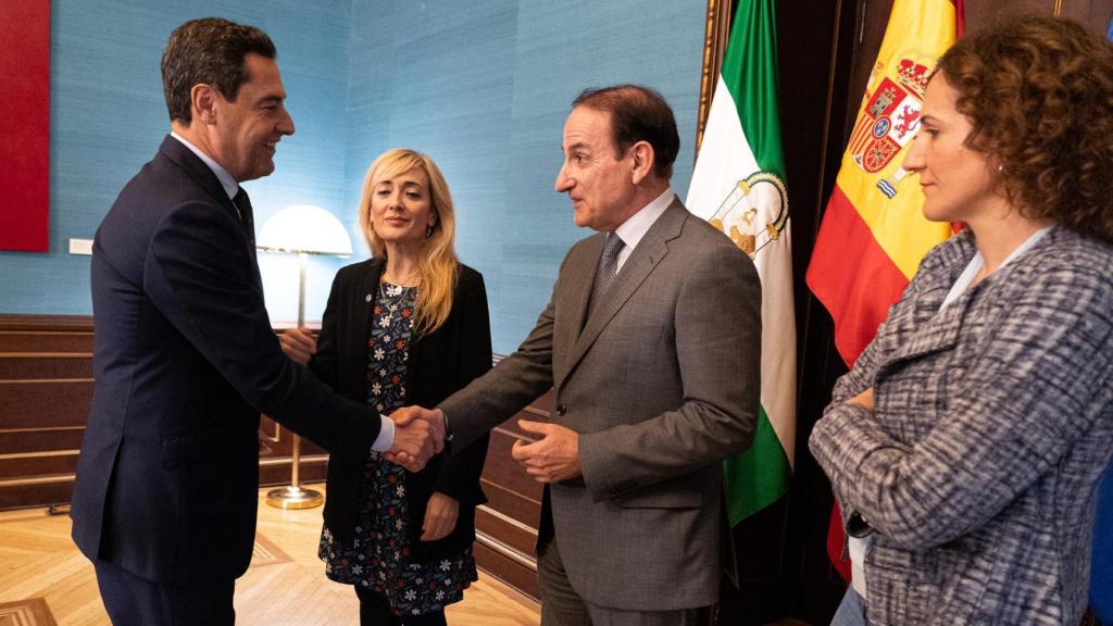 Juanma Moreno ha recibido en la sede del gobierno andaluz a la CEA y los sindicatos.