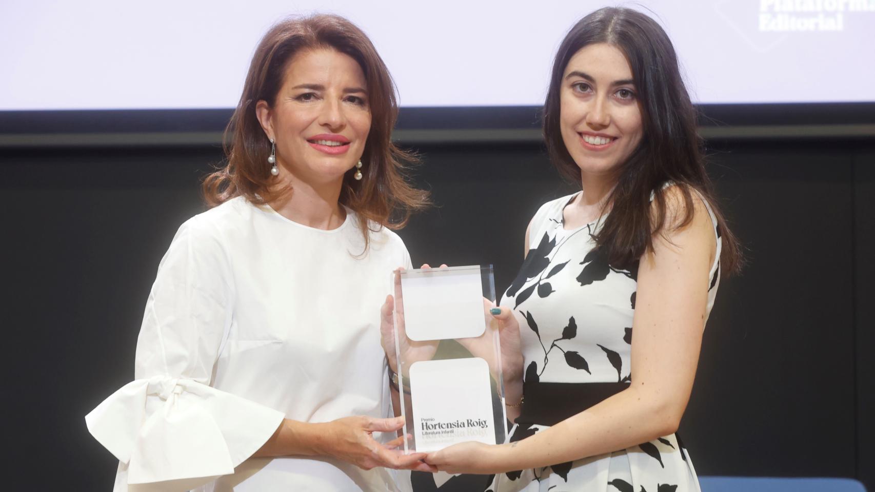 Hortensia Roig junto a la premiada Andrea Navarro.