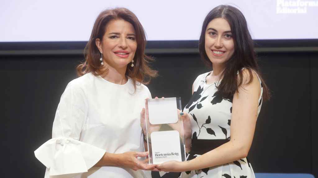 Hortensia Roig junto a la premiada Andrea Navarro.