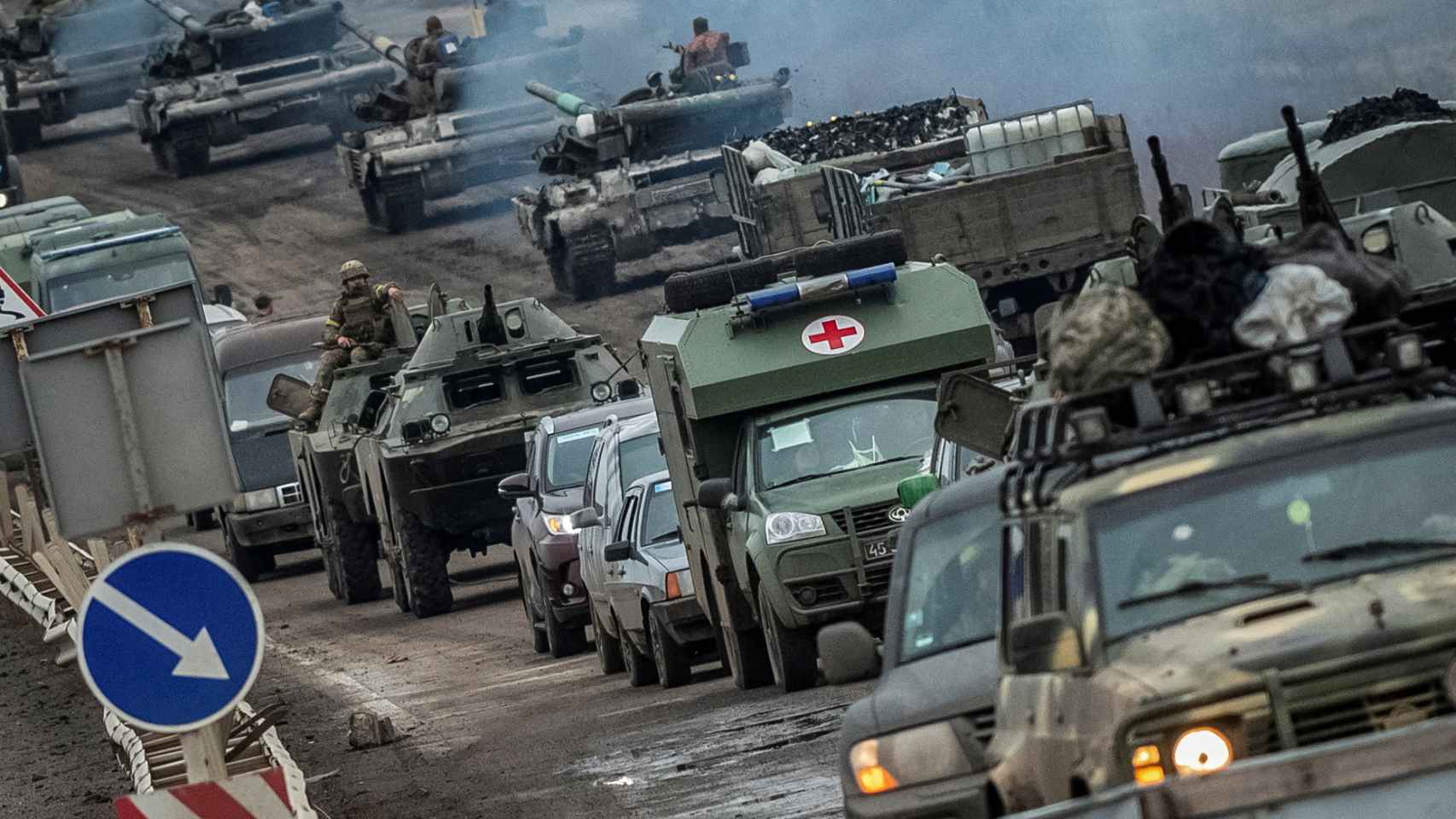 Vehículos militares en una carretera en la región de Jersón, en Ucrania.