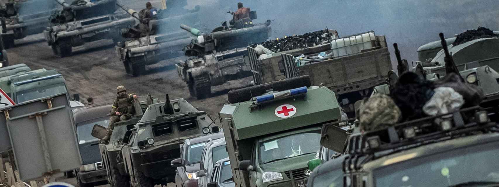 Vehículos militares en una carretera en la región de Jersón, en Ucrania.
