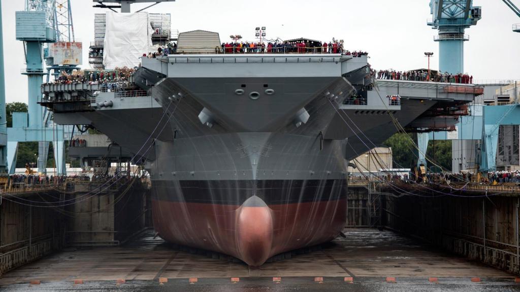 El USS Gerald R. Ford en el dique seco poco antes de su primera botadura