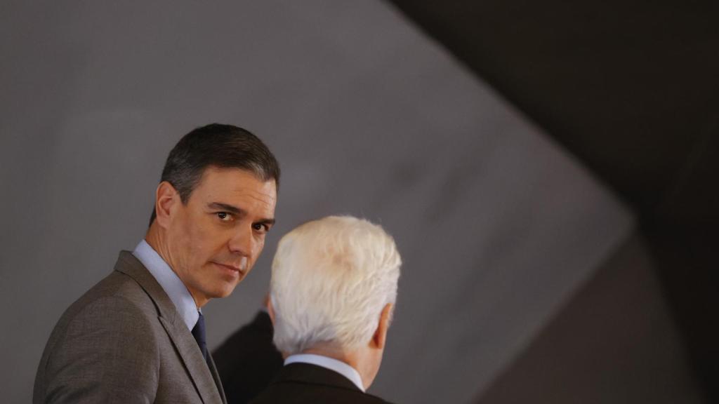 El presidente del Gobierno, Pedro Sánchez, tras intervenir en la clausura del acto 'Infancia y futuro. Voces y miradas en tiempo de crisis'.