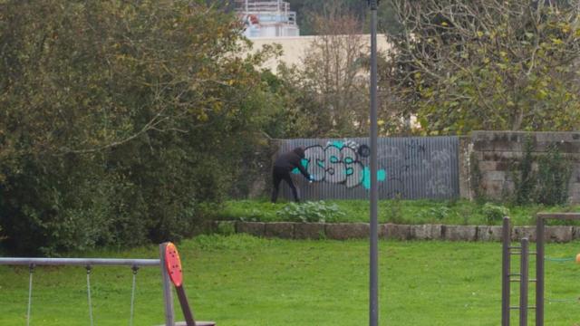 Un joven sancionado por hacer un grafiti.