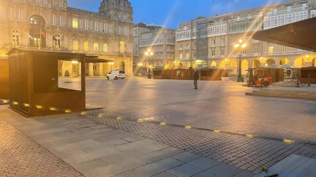 Montaje del mercado navideño de A Coruña.