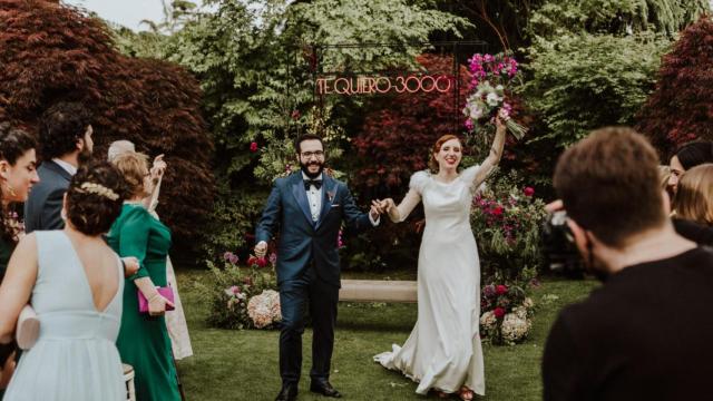 Rosalía y Adri en su boda.