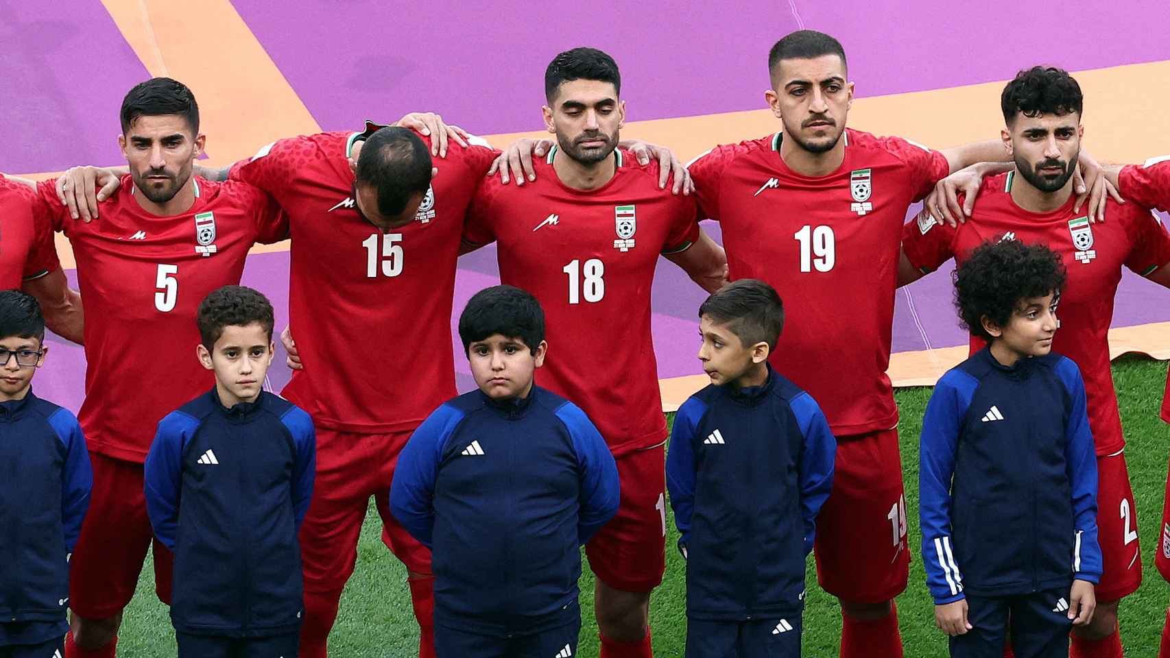Los futbolistas de Irán escuchan el himno de su país en silencio sin cantarlo
