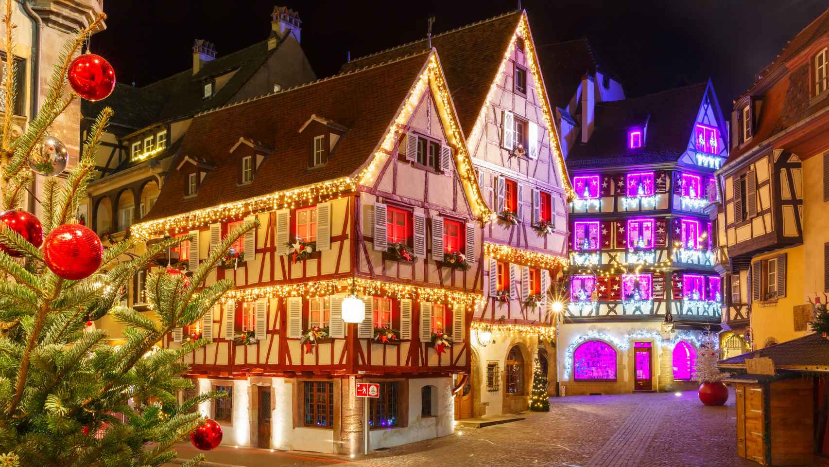 Calle de Navidad por la noche en Colmar, Alsacia, Francia.