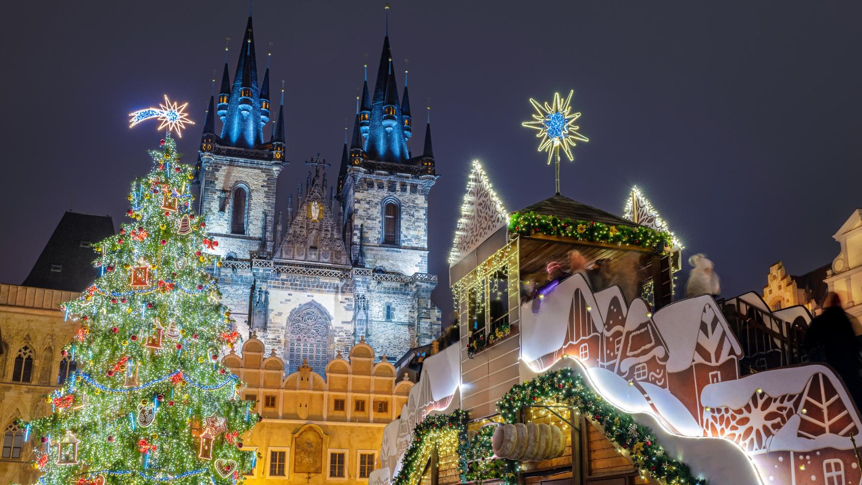 Hermosa escena navideña al aire libre en Praga.