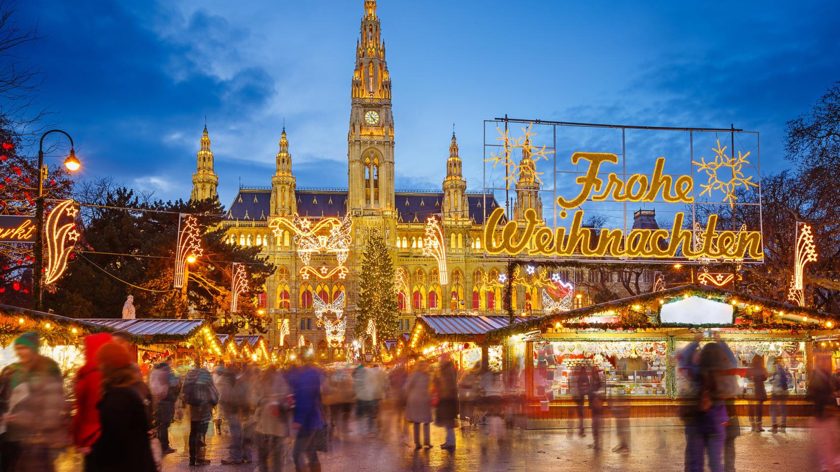 Rathaus y el mercado navideño en Viena, Austria.