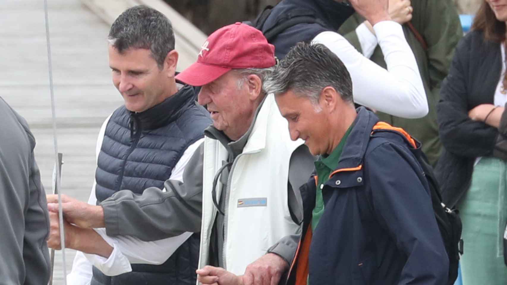 El rey Juan Carlos junto a Vicente en Sanxenxo el pasado mayo.