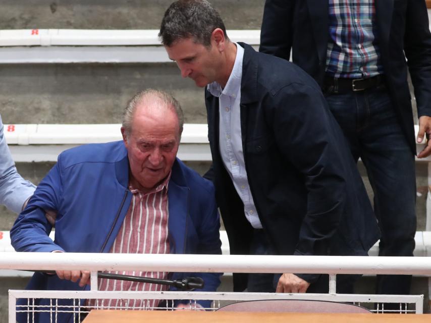 Vicente García-Mochales ayuda al rey emérito tras caer mientras veía un partido de balonmano en el que jugaba su nieto, Pablo Urdangarin.