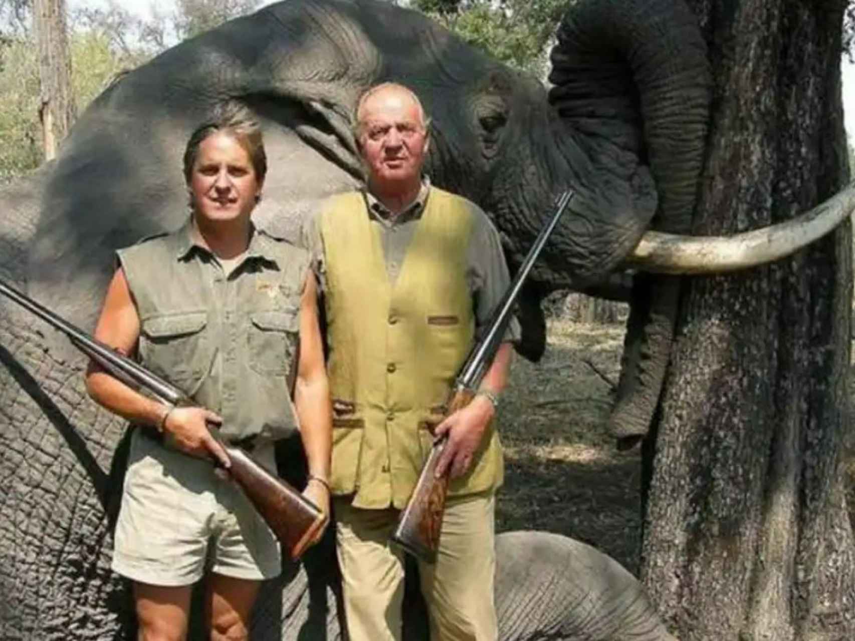 El rey emérito, cazando elefantes en el año 2006, seis años antes del escándalo de Botsuana.