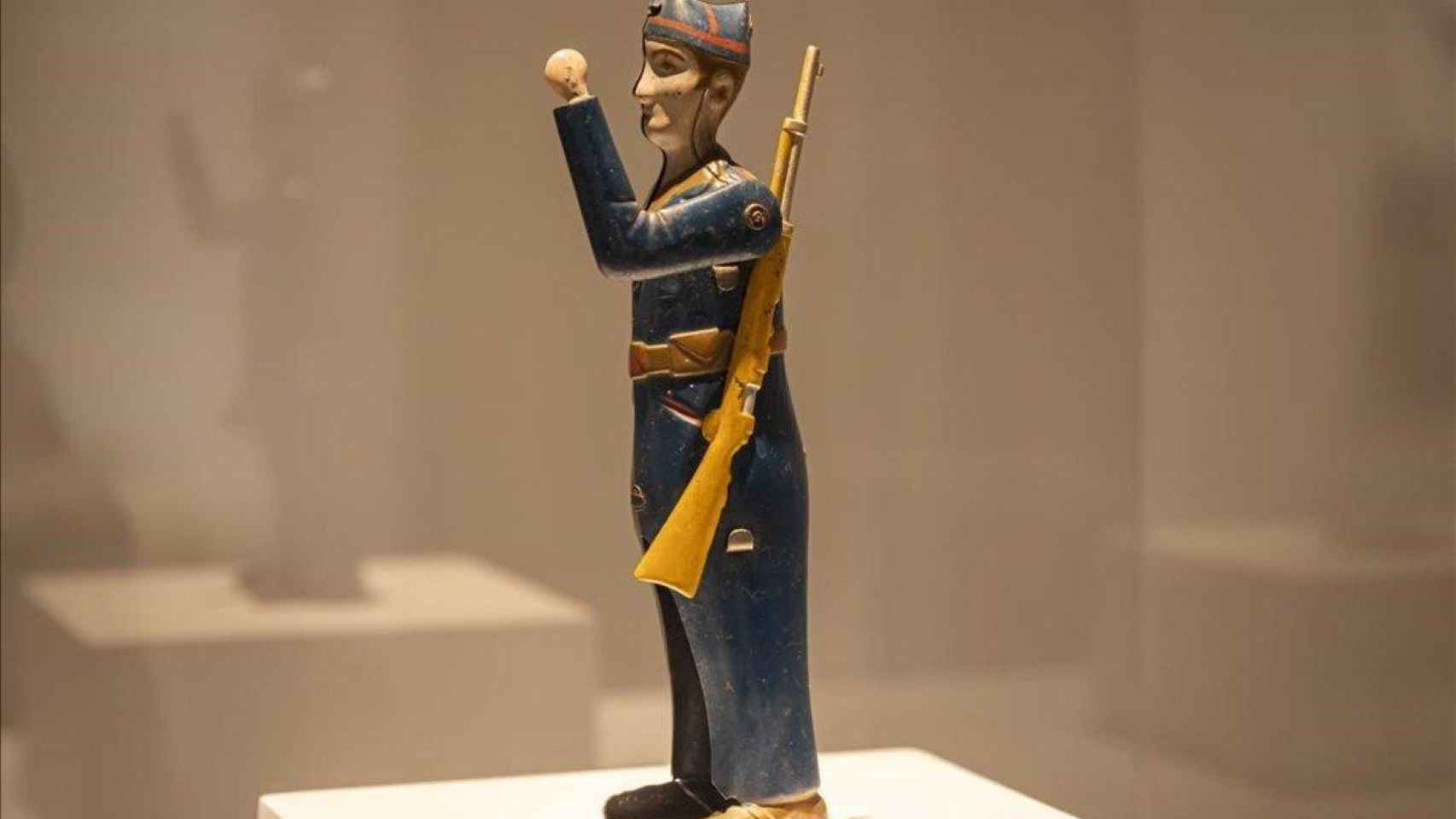 Al principio de la guerra, en 'Payá' se fabricó un soldado republicano hecho de hojalata con el característico puño en alto.