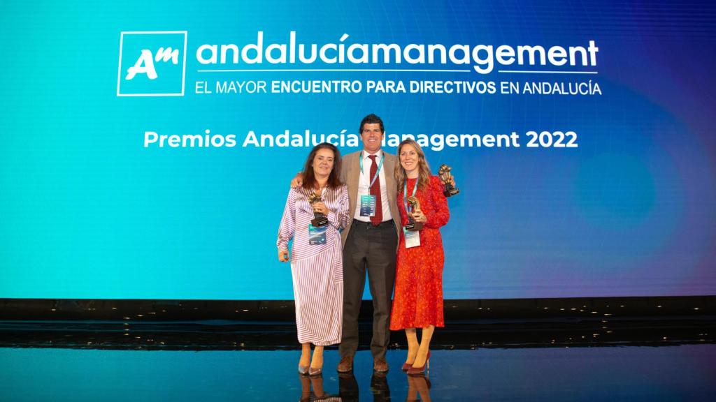 Reyes Queraltó, Manuel Sánchez y Esther Jiménez tras recoger el premio.