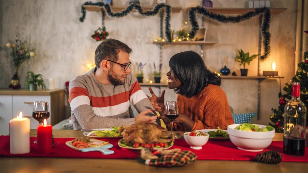 Imagen de archivo de pareja discutiendo en cena navideña