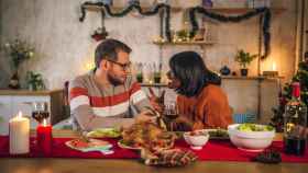 Imagen de archivo de pareja discutiendo en cena navideña