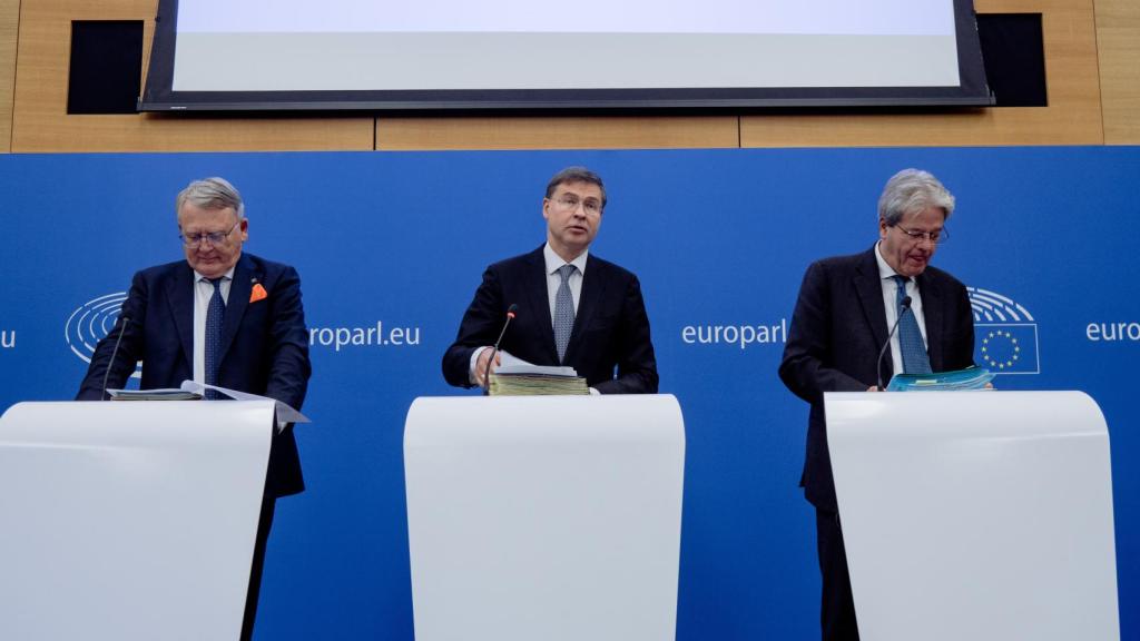Los comisarios Nicolas Schmit, Valdis Dombrovskis y Paolo Gentiloni, durante la rueda de prensa de este miércoles