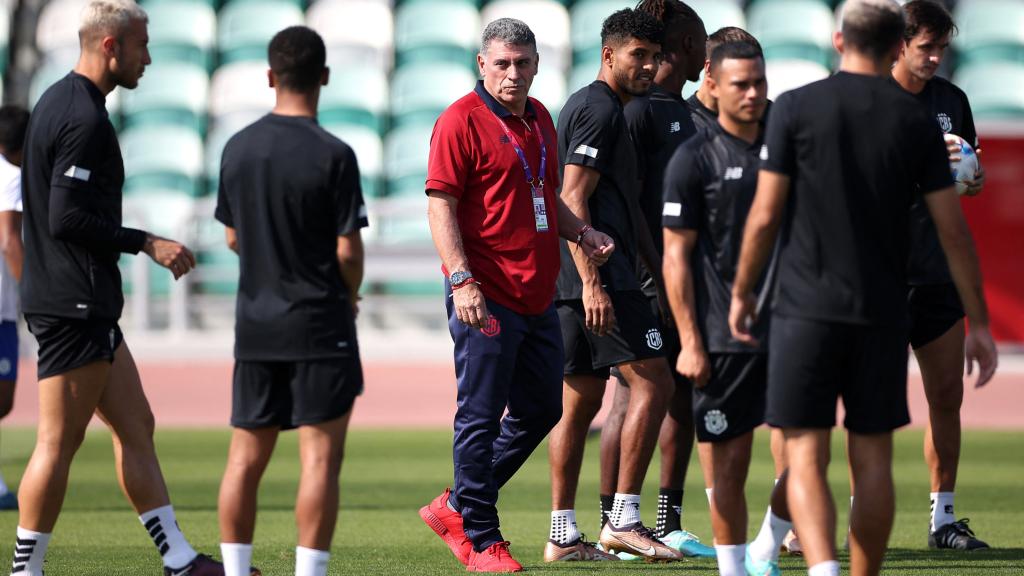 Luis Fernando Suárez, dirigiendo un entrenamiento de Costa Rica