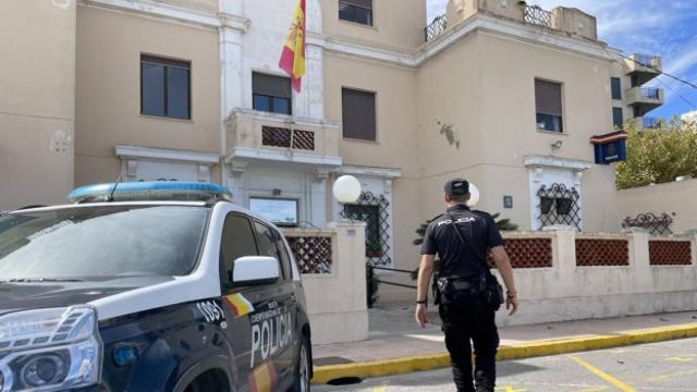 Un agente en la comisaría de Dénia.