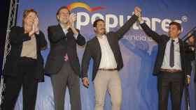 Miguel Ángel Salguero, entre Mariano Rajoy y Carlos Mazón en su presentación como candidato del PP en Villena.