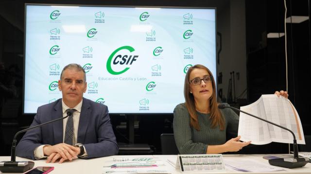 El presidente autonómico de CSIF Castilla y León, Benjamín Castro, y la presidenta del sector de Educación de CSIF Castilla y León, Isabel Madruga, presentan una petición a las Cortes de la modificación de la Ley de Carrera